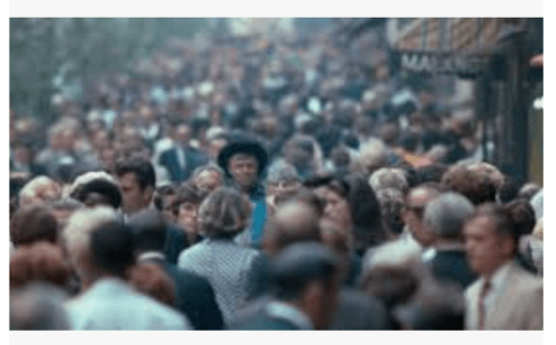 Jon Voight au chapeau noir au milieu de la foule Macadam Cowboy 5