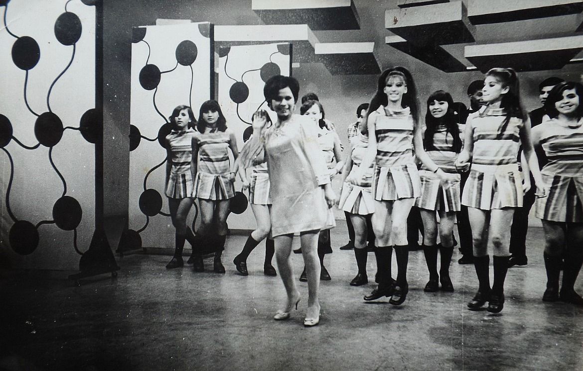 Lidia Manyari, conocida artísticamente como Natasha, creadora visual, músicx y trabajadora independiente, madre y padre a la vez. Cabeza de familia.