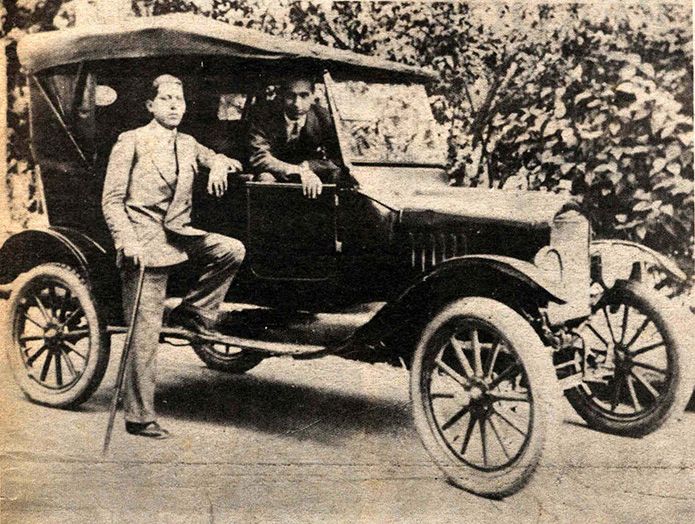 Oquendo de Amat (en el auto) y Adalberto Varallanos