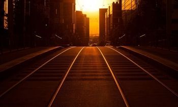 'desde un tranvía el sol como un pasajero lee la ciudad'